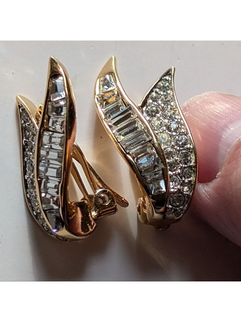 Nina Ricci vintage rhinestone clip on earrings in EUC